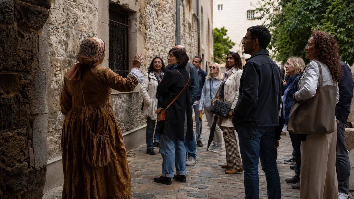 Symbolisches Visual für eine kostümierte historische Stadtführung mit kleiner Besuchergruppe in historischer Stadtkulisse.