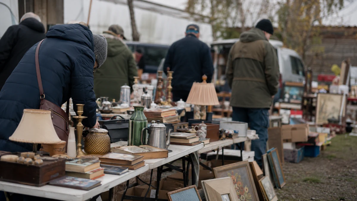 Symbolisches Flohmarkt-Visual mit Trödelständen, Gebrauchtwaren und ruhiger Marktbesucher-Atmosphäre.