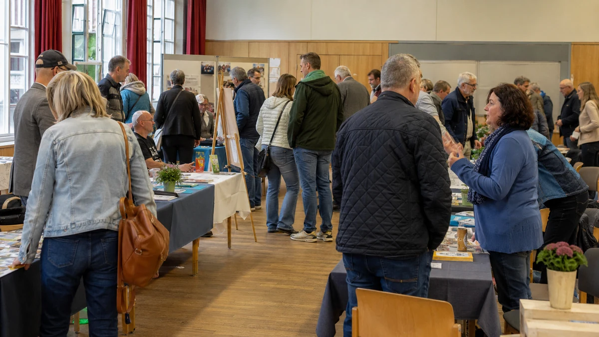 Symbolisches Event-Visual für lokale Vereinsmesse mit Infotischen, Gesprächen und erwachsenen Besucherinnen und Besuchern.