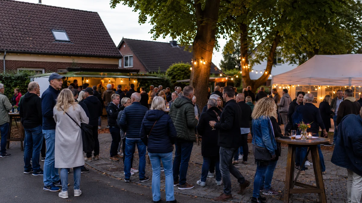 Symbolisches Event-Visual für Stadtteil- oder Nachbarschaftsfest mit lokaler Gemeinschaftsatmosphäre und kleinen Ständen.