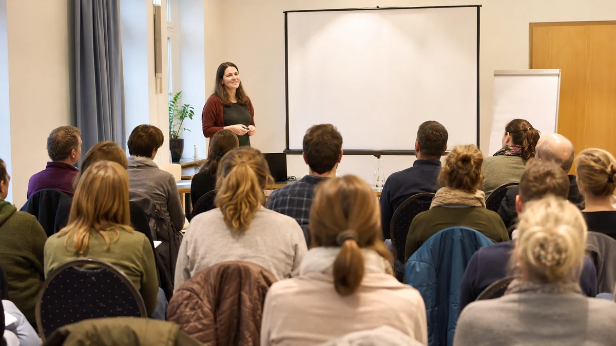 Symbolisches Event-Visual für lokalen Infoabend mit Vortrag, erwachsenem Publikum und ruhiger kommunaler Beratungsatmosphäre.