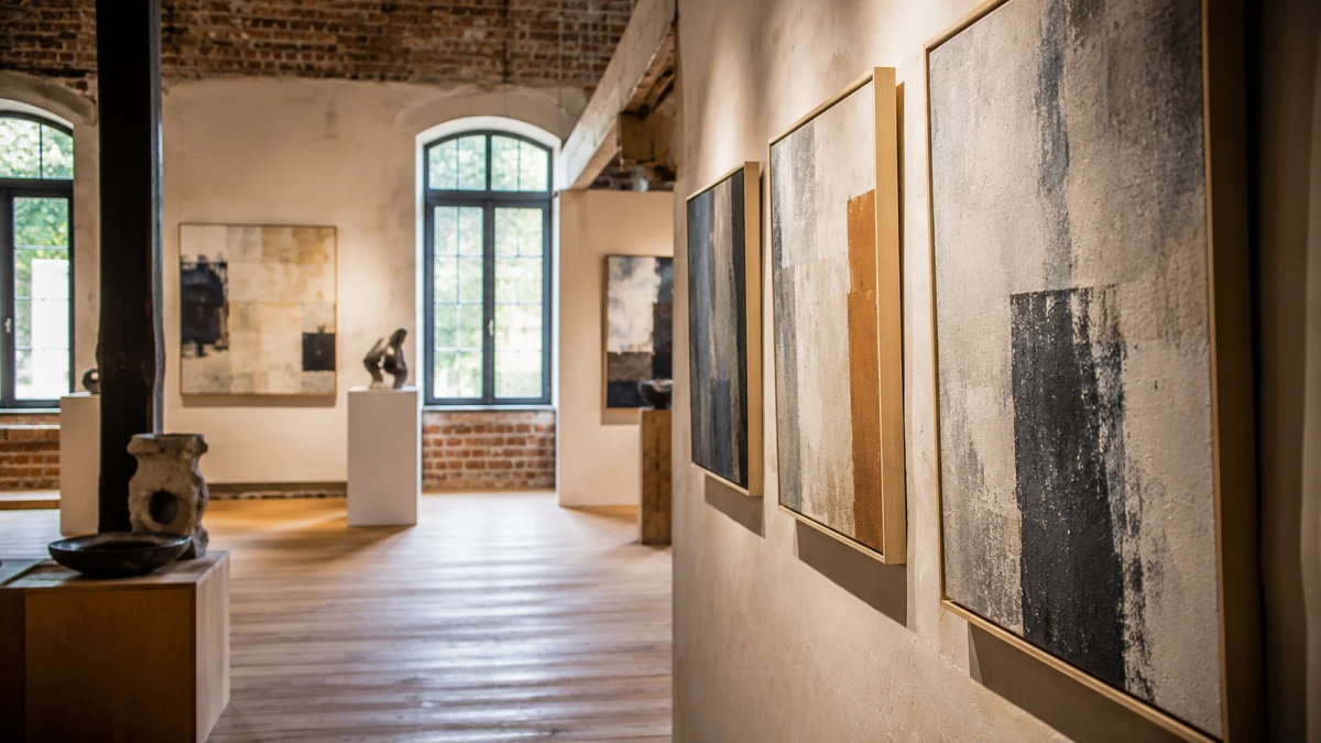 Symbolisches Event-Visual für Textil-, Stoff- und Designausstellung mit ruhiger Ausstellungs- und Materialatmosphäre.